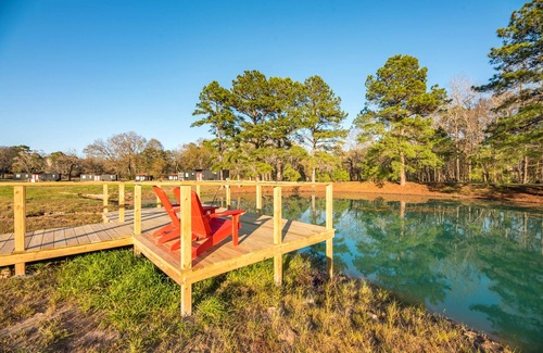 Willis House | Applewood: 2 mins to Lake Conroe! Rooftop deck, Heated Pool, Fire Pit