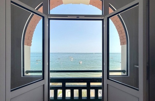 Arcachon Apartment | Appt 90m2 in 1st line Spendide view on the Bassin 5 pers with Parking