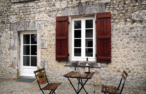 Challignac Apartment | Appt for 2 people in a small village to discover the cognac region