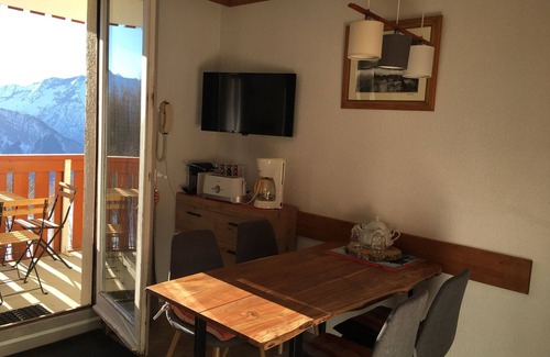 Bergers Apartment | Appt summer/winter foot of Alpe d'Huez balcony pool sauna covered parking