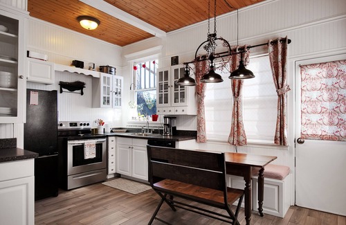 Palisade House | Après Vin-Dog Friendly Bungalow in Wine Country, Festivals & Fruit Stands!