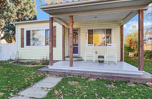 Palisade House | Après Vin-Dog Friendly Bungalow in Wine Country, Festivals & Fruit Stands!