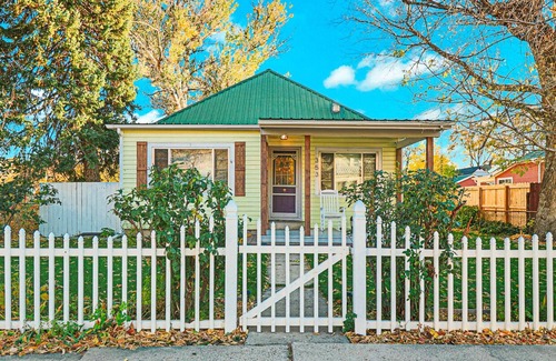 Palisade House | Après Vin-Dog Friendly Bungalow in Wine Country, Festivals & Fruit Stands!