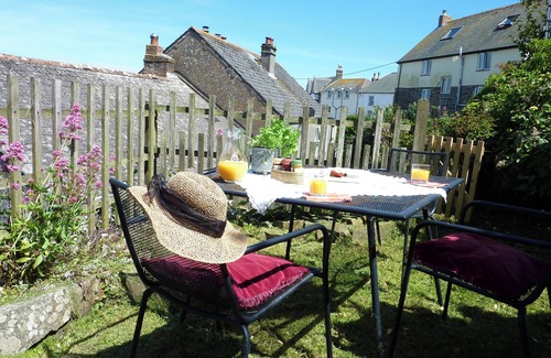 Coverack Cottage | APRIL COTTAGE, pet friendly, country holiday cottage in Coverack