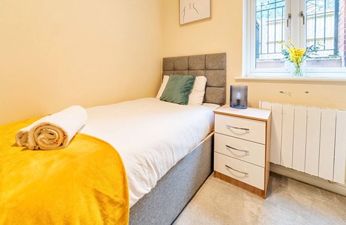 Basingstoke Apartment | Apt Basingstoke Town Center By Firoz Property Mgmt