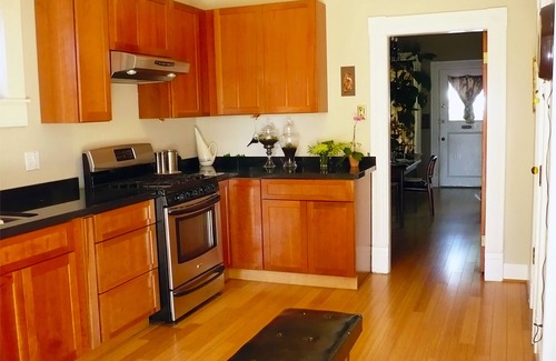 Eliot Apartment | Apt in urban setting. Close to Everything, Short walk to Coffee & Restaurants