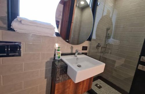 Lajpat Nagar Apartment | Apt# ONE-FOUR-TWO - with Lift - High Speed Wifi - Smart TV