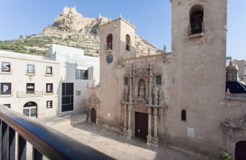Alicante City Centre Apartment | Apt. Santa in the old town, unsoperable views and just 3 minutes from the beach