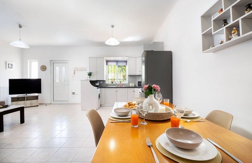 Vamvakopoulo Apartment | Aptera Beach Apartment, 2 BD, 500 meters from beach