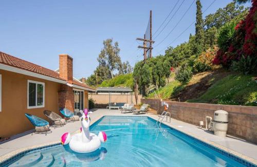 Montebello House | Aqua Oasis - Games - Close to DT - Sleeps 10
