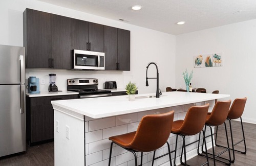 Whitestown Apartment | Aqua Oasis Spacious 2BR 2BA King Beds Pond WFHGym