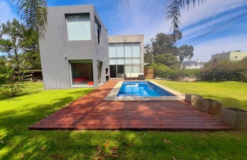La Barra House | AQUI NO ES