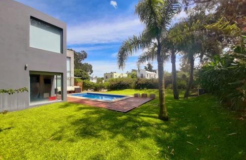La Barra House | AQUI NO ES