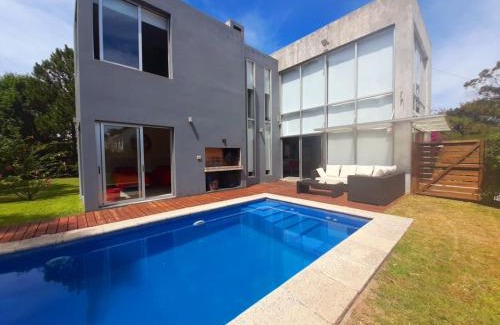 La Barra House | AQUI NO ES