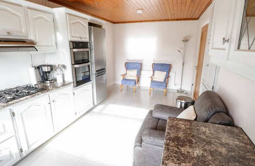 Carraroe Cottage | ARAS IOSGAN, family friendly in Carraroe, County Galway