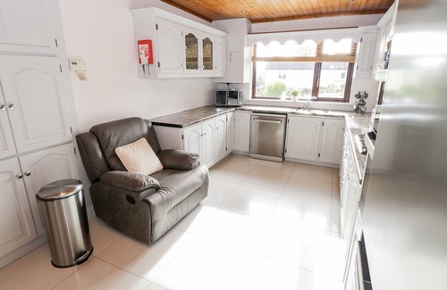 Carraroe Cottage | ARAS IOSGAN, family friendly in Carraroe, County Galway