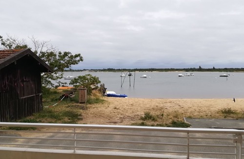 Arcachon Apartment | Arcachon Aiguillon In Calm "feet in the water" Direct access to the beach