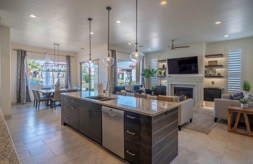 Santa Clara House | Arcadia 6 | BEST POOLSIDE LOCATION * Sleeps 16 * BBQ