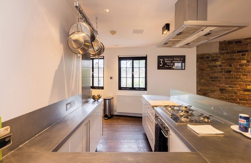 Prince's Apartment | Architect designed 1 bedroom duplex with skyline view roof terrace