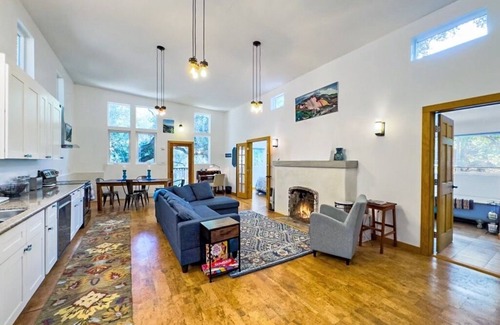 Topanga House | Architect-Rebuilt Topanga Home 9,858 Monthly Artistic & Private