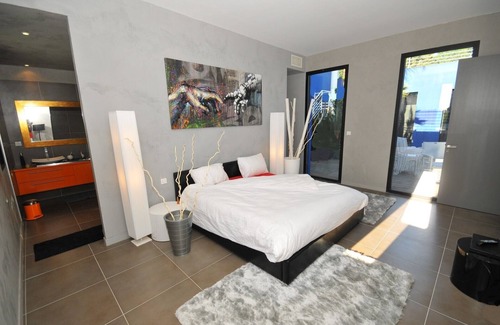 Marsillargues House | Architect villa with interior patio not overlooked on 4000m2 of land.