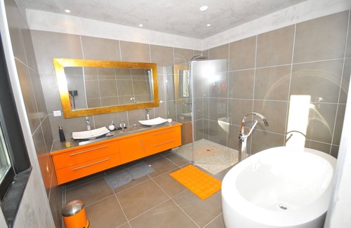 Marsillargues House | Architect villa with interior patio not overlooked on 4000m2 of land.
