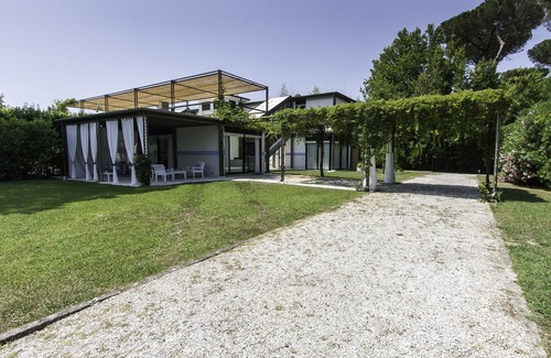 Forte dei Marmi Villa | Architectural/Minimal Villa in Forte dei Marmi, Roma Imperiale