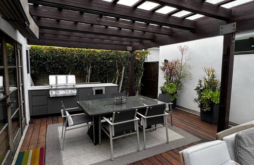 Mid-Wilshire House | Architecturally Designed Guest House (30 Day min)