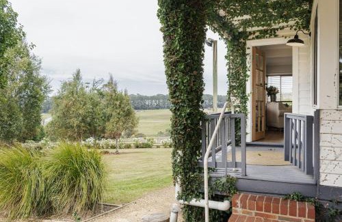Red Hill South House | 'Ardbrae' Countryside Tranquility with a Charming Cottage