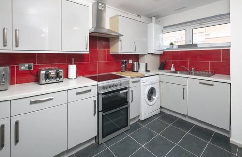 The Westside House | Arena Central - 6 beds 2 bathrooms parking great location for work or leisure.