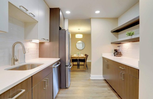 Crystal City Apartment | Arlington Apt W Pool | near Metro!