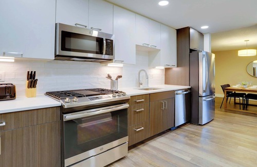 Crystal City Apartment | Arlington Apt W Pool | near Metro!