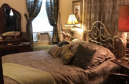 Red Boiling Springs Bed & Breakfast | Armour's Hotel