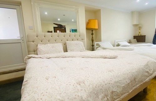 Ealing Common House | Aron Guest House