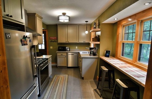 Namekagon Cabin | Arrowwood Lodge is a charming 1-bedroom cabin situated just a block from Lake Namakagon.