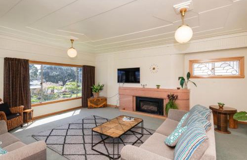 Gisborne House | Art Deco Charm - Amazing River Views Inner City