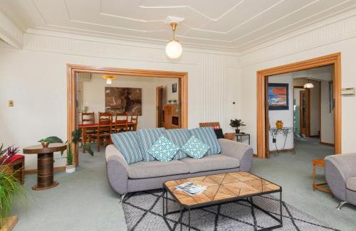 Gisborne House | Art Deco Charm - Amazing River Views Inner City