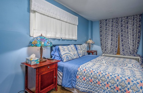 Maplecrest Bed & Breakfast | Art Nouveau Room Large room decorated in the Art Nouveau style with FULL-size bed, en suite bathroom.FREE breakfast. Sleeps 2.