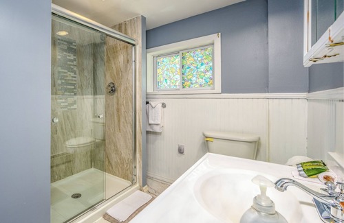 Maplecrest Bed & Breakfast | Art Nouveau Room Large room decorated in the Art Nouveau style with FULL-size bed, en suite bathroom.FREE breakfast. Sleeps 2.