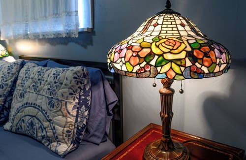 Maplecrest Bed & Breakfast | Art Nouveau Room Large room decorated in the Art Nouveau style with FULL-size bed, en suite bathroom.FREE breakfast. Sleeps 2.