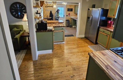 Freedom House | Artesian Spring house! 2 Bed, 2 bath, country setting, fire pit by the creek!