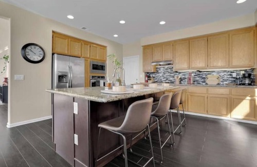 San Lorenzo House | Artful Living: A Contemporary Haven