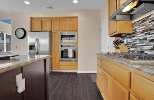 San Lorenzo House | Artful Living: A Contemporary Haven