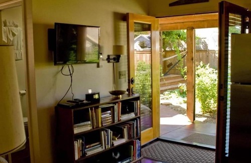 Roseway Apartment | Artful, Rustic Backyard Cabin-Sustainable Ethic, Downtown 20 Min, 5-Star Shower