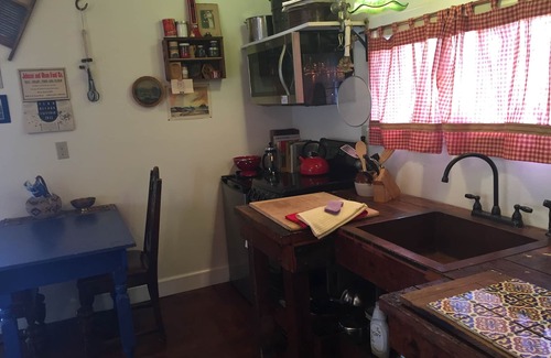 Roseway Apartment | Artful, Rustic Backyard Cabin-Sustainable Ethic, Downtown 20 Min, 5-Star Shower