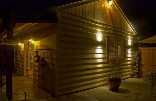 Roseway Apartment | Artful, Rustic Backyard Cabin-Sustainable Ethic, Downtown 20 Min, 5-Star Shower