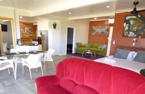 Emerald Beach Apartment | ArtHOUSE Beachfront Accommodation