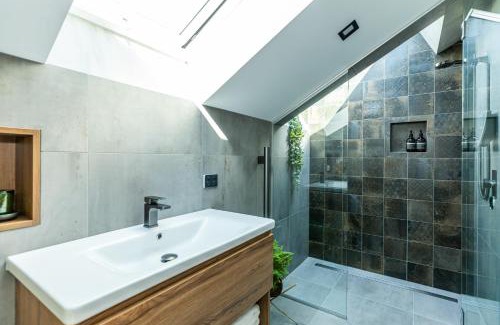 Lake Tekapo House | Arthouse Botanic Lake Tekapo