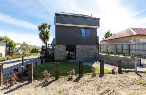 Lake Tekapo House | Arthouse Botanic Lake Tekapo