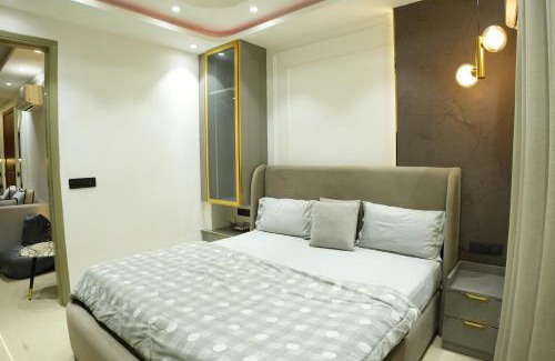 Sainik Farm Apartment | Artisan Abode 407